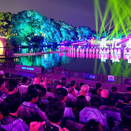 師生欣賞《最憶是杭州》表演，了解杭州如何通過科技演繹文化、承傳文化