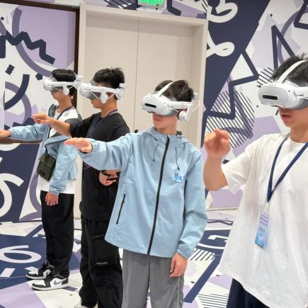 學生於靈隱元境進行VR體驗，與虛擬的濟公進行互動，了解VR技術及數字技術如何結合文旅發展