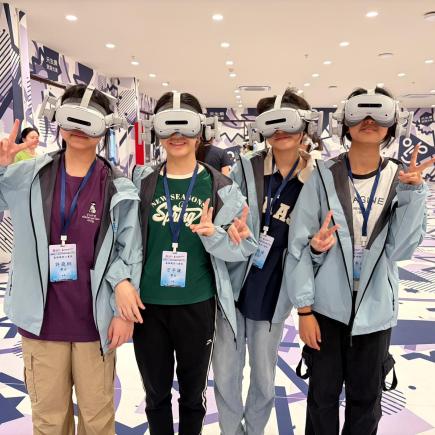 學生於靈隱元境進行VR體驗，與虛擬的濟公進行互動，了解VR技術及數字技術如何結合文旅發展