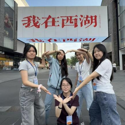 學生於湖濱路行人徒步區感受當地居民的生活文化、經濟發展及其社會面貌