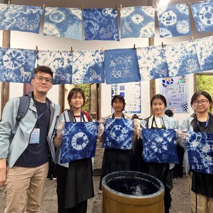 學生於烏鎮西柵景區體驗體驗藍印花布紮染，體會民間傳統工藝的匠心傳承