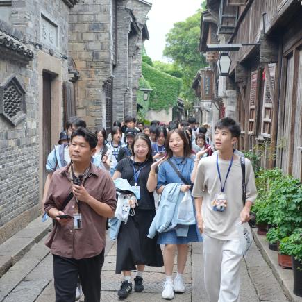 學生於烏鎮西柵景區感受及認識烏鎮水鄉的面貌