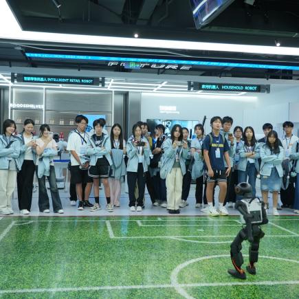 學生於文三數字生活街區接觸不同類型的機器人，感受國家科技發展的成就