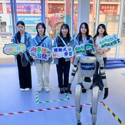 學生於文三數字生活街區接觸不同類型的機器人，感受國家科技發展的成就