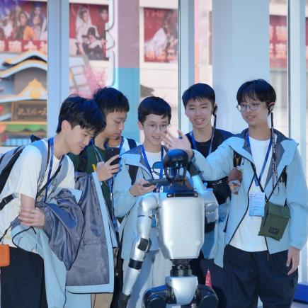 學生於文三數字生活街區接觸不同類型的機器人，感受國家科技發展的成就