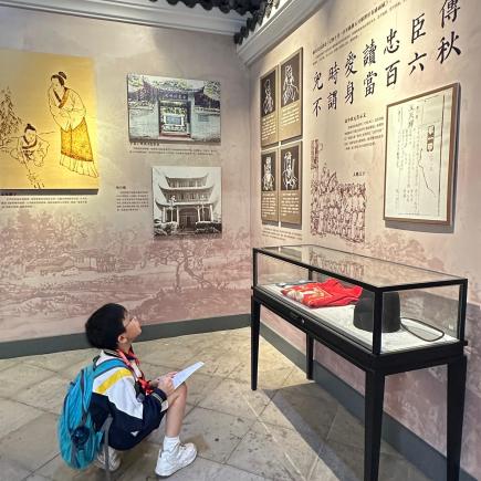 學生參觀記載文天祥事蹟的展板，並摘錄其中重點。