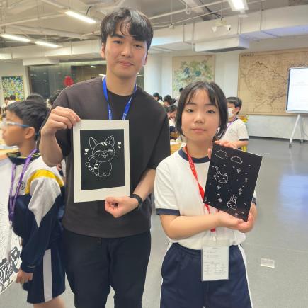 師生分別手持完成印刷的作品和用於創作的凹版。