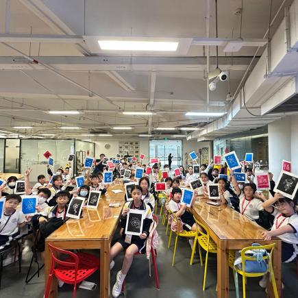 師生展示充滿創意、色彩鮮明的作品。
