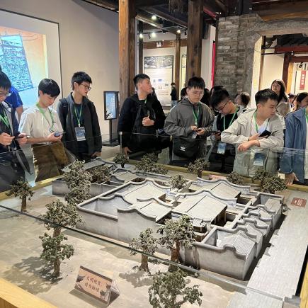 學生參訪三坊七巷古建築群，了解街區的記錄保護案例與活化經驗，認識福州現存規模較大，有「中國明清建築博物館」之稱的古建築特色。