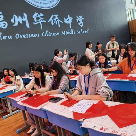 學生參訪福州一所中學，參觀校園設施，並與當地學生交流，分享兩地文化特色。