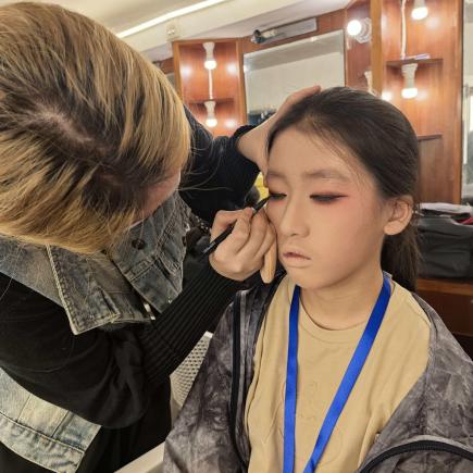 學生於觀賞閩劇演出後，跟隨演員學習身段唱腔、化妝服飾，親身參與片段表演，感受閩劇的魅力。